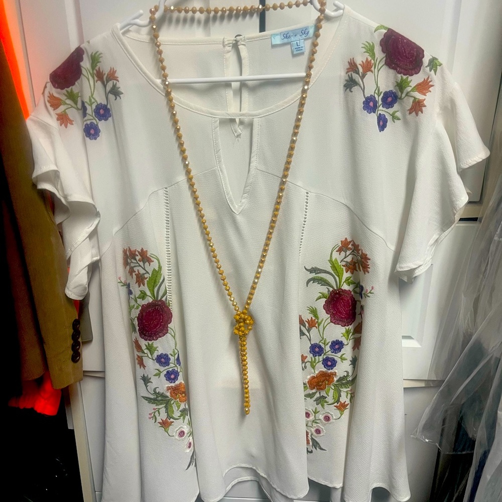 In Great condition Blouse . Only worn once.